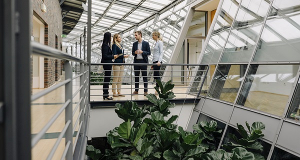 Unterhaltung 4 Personen auf offenem Flur_AdobeStock_315422421_600x320.jpg Unterhaltung 4 Personen auf offenem Flur_AdobeStock_315422421_600x320.jpg