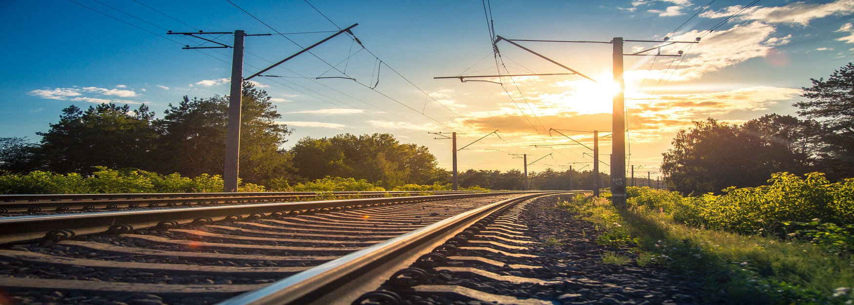 Gleise bei Sonnenuntergang header.jpg