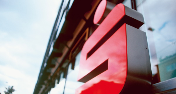 Sparkassen_Logo_Fassade_3D_600x320.jpg Sparkassen_Logo_Fassade_3D_600x320.jpg