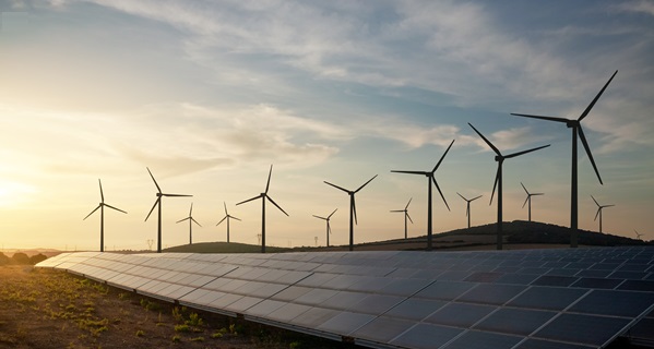 Windräder_Solaranlage_Sonneuafgang_iStock-1358631264_600x320.jpg Windräder_Solaranlage_Sonneuafgang_iStock-1358631264_600x320.jpg
